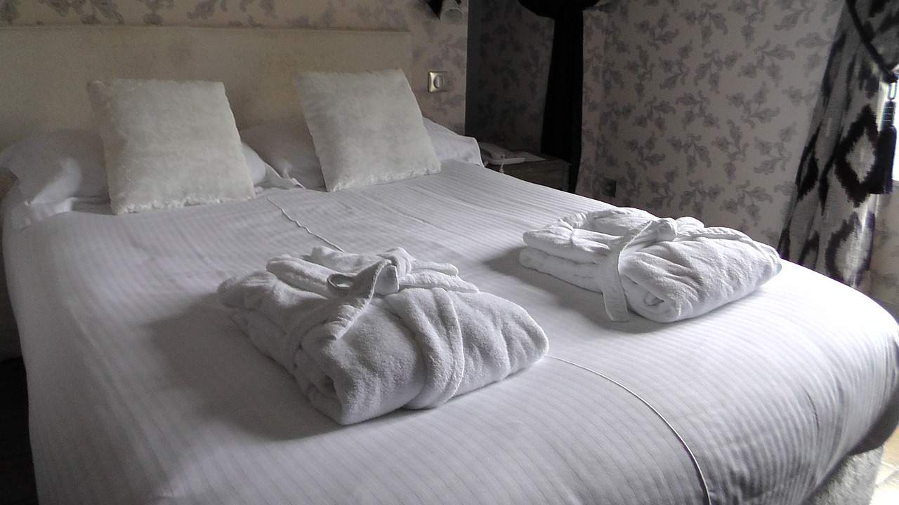 bed, bedding, hotel-1303451.jpg