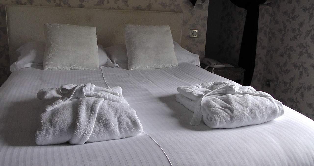bed, bedding, hotel-1303450.jpg